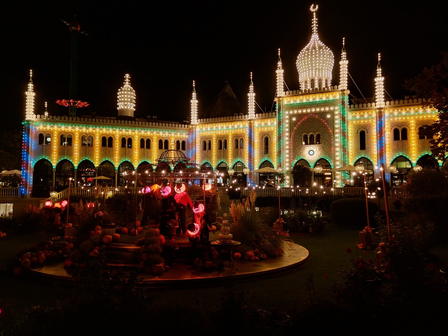 Eines der Bunt beleuchteten Gebäude im Tivoli