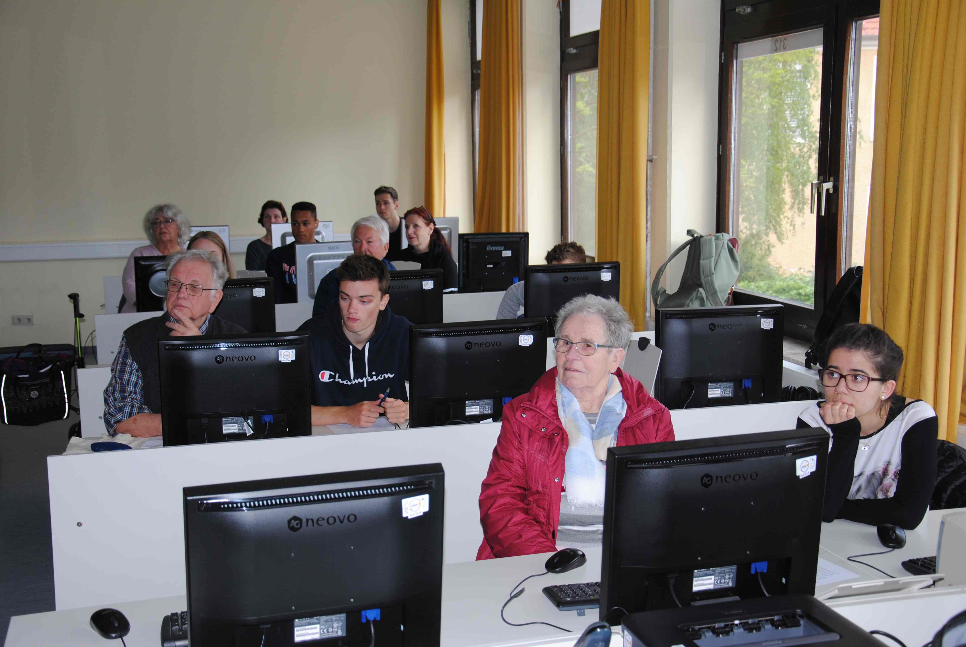 Ran an den Computer für Senioren FriedrichListSchule Hildesheim